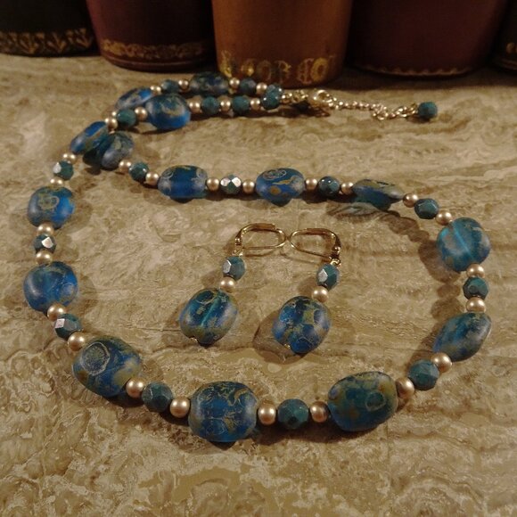 Hand-crafted artisanal necklace/earring set in moondust blue with Picasso finish - Picture 8 of 8
